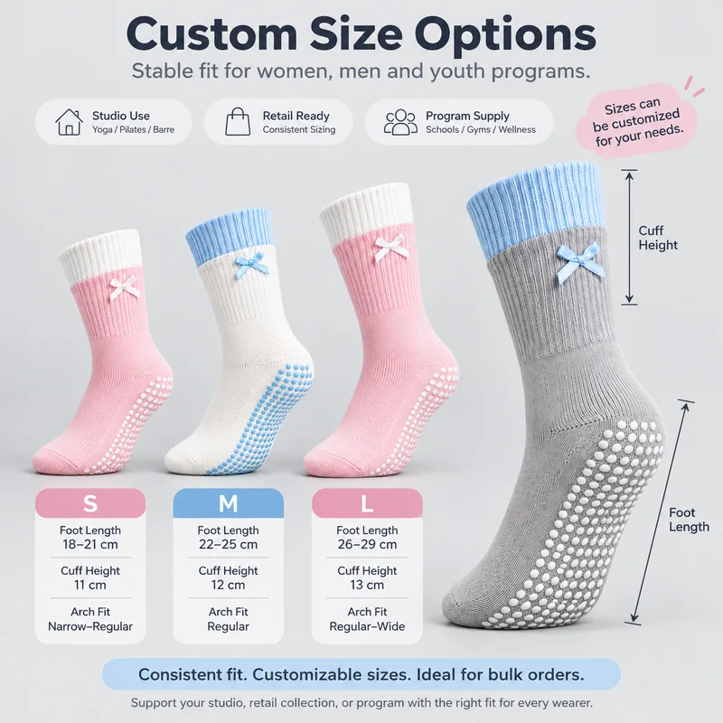 Bow-detail crew socks beside small, medium and large size references showing foot lengths of 18 to 21, 22 to 25 and 26 to 29 centimetres, cuff heights of 11, 12 and 13 centimetres and arch-fit directions